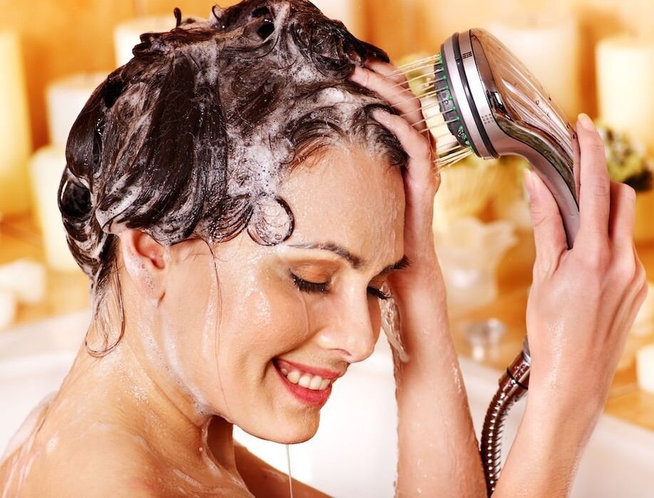 Bei Psoriasis der Kopfhaut muss mit medizinischem Shampoo gewaschen werden