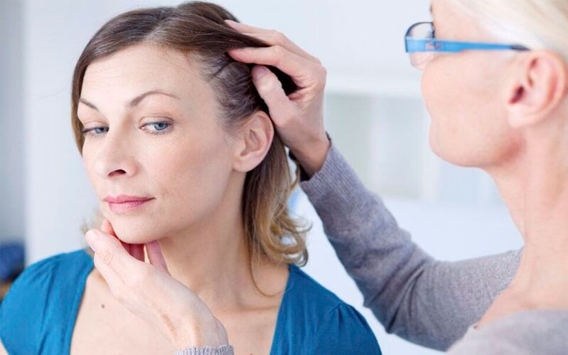 Diagnose einer Kopf-Psoriasis durch einen Arzt