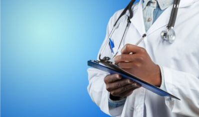 Der Arzt macht eine Notiz